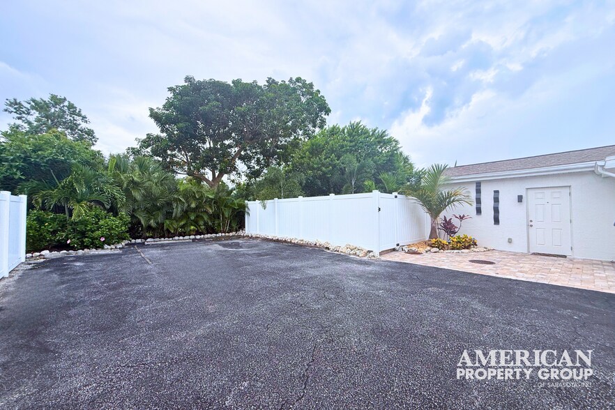 More Photos Of 1670 Stickney Point Rd, Sarasota Office For Sale