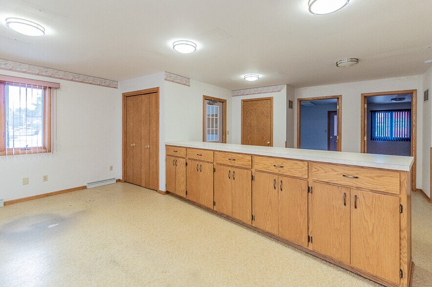 More Photos Of 104 S Main St, Marion Office For Sale