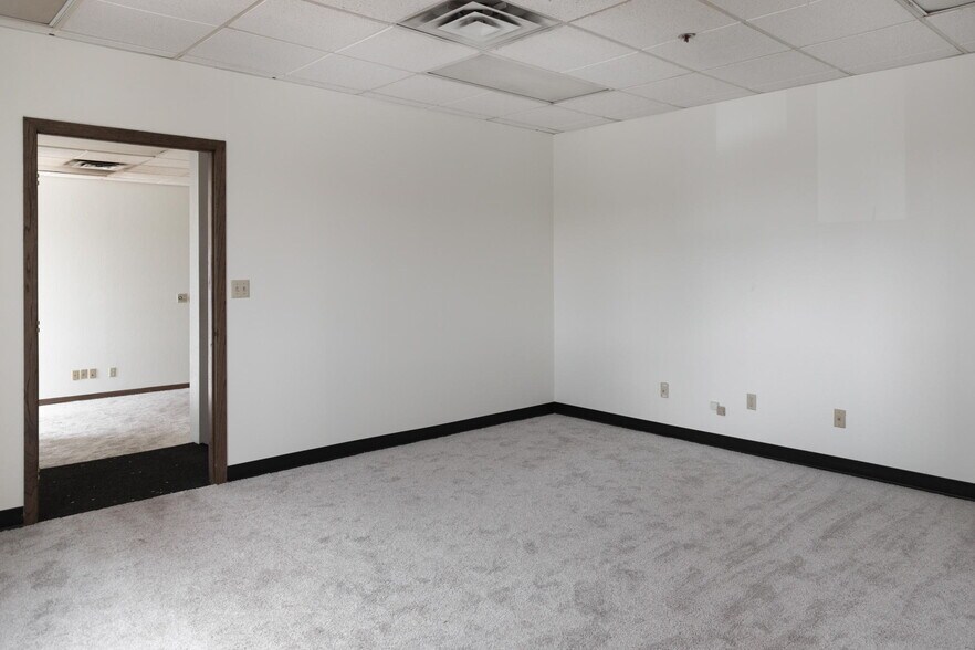 More Photos Of 321 NE Wilson St, Minneapolis Light Distribution For Lease