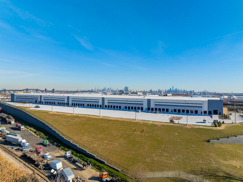 More Photos Of 105-161 Hyatt Ave, Newark Distribution For Lease