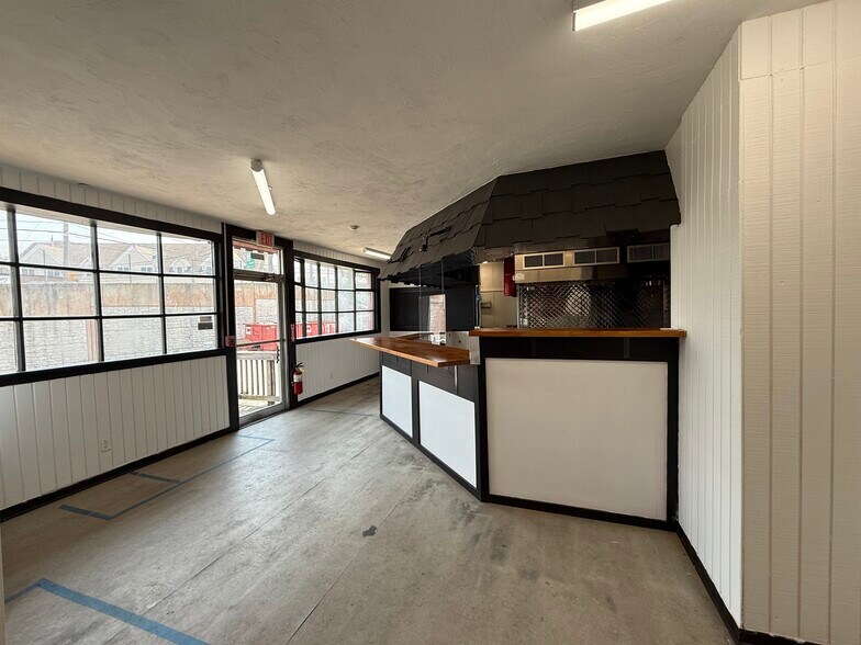 More Photos Of 433 Main St, Wilmington Freestanding For Lease