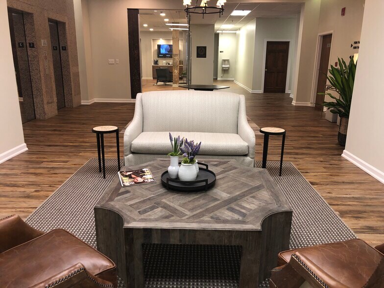 More Photos Of 1 St Louis St, Mobile Office For Lease