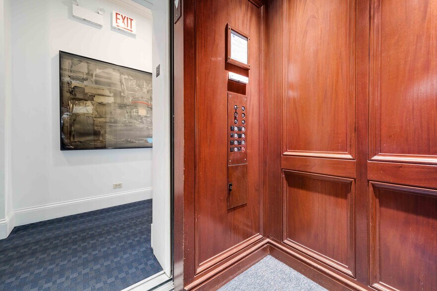 More Photos Of 812 N Dearborn St, Chicago Office For Sale
