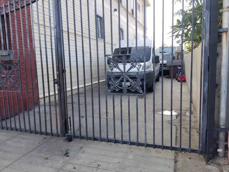 More Photos Of 328 E 24th St, Los Angeles Storefront Retail Residential For Sale