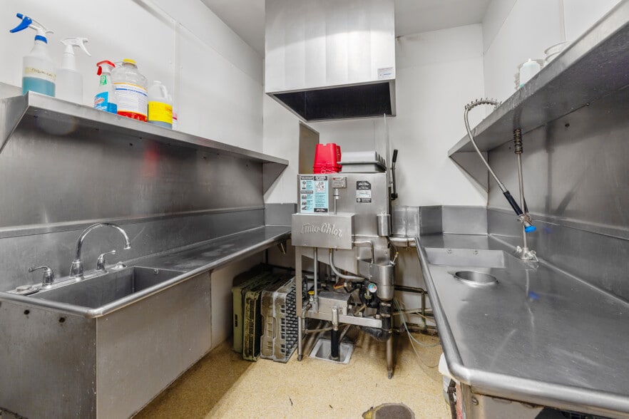 More Photos Of 2126 Broadway st, Malin Sports And Entertainment For Sale