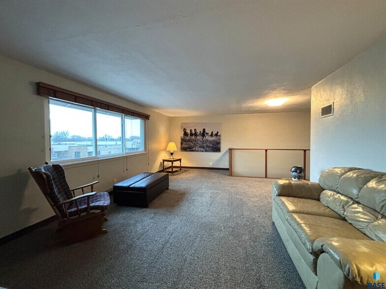 More Photos Of 118 N Broadway Ave, Miller General Retail For Sale