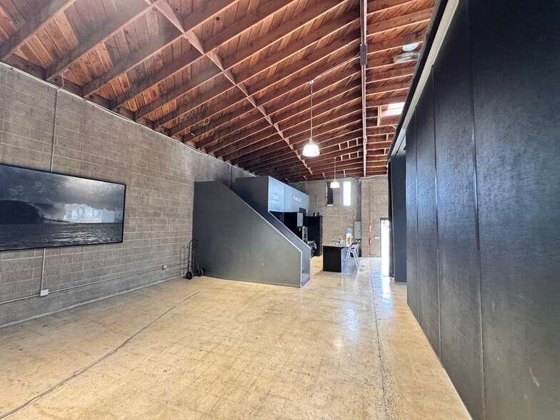 More Photos Of 1366 Hornblend St, San Diego Flex For Lease