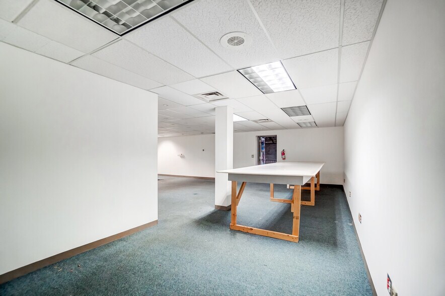 More Photos Of 413-419 N Main St, Findlay Showroom For Sale