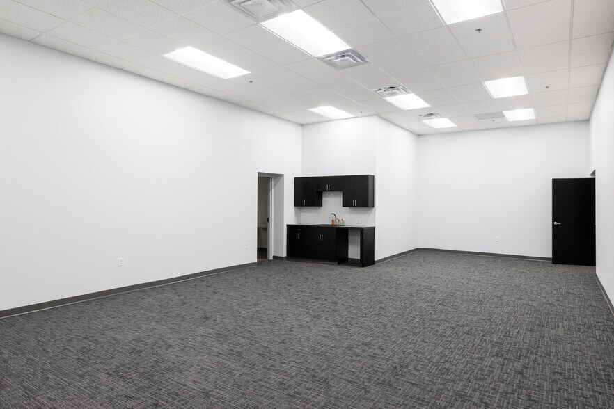 More Photos Of 5351 Lee's Summit Rd, Kansas City Warehouse For Lease