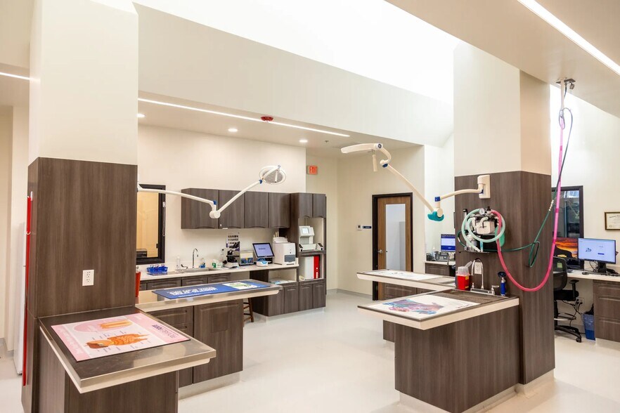 More Photos Of 2020 N Kelly Ave, Edmond Veterinarian Kennel For Sale