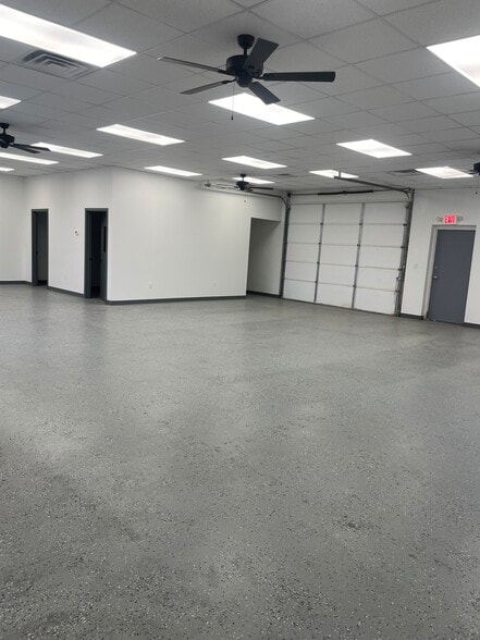 More Photos Of 2716 W Front St, Midland Flex For Lease