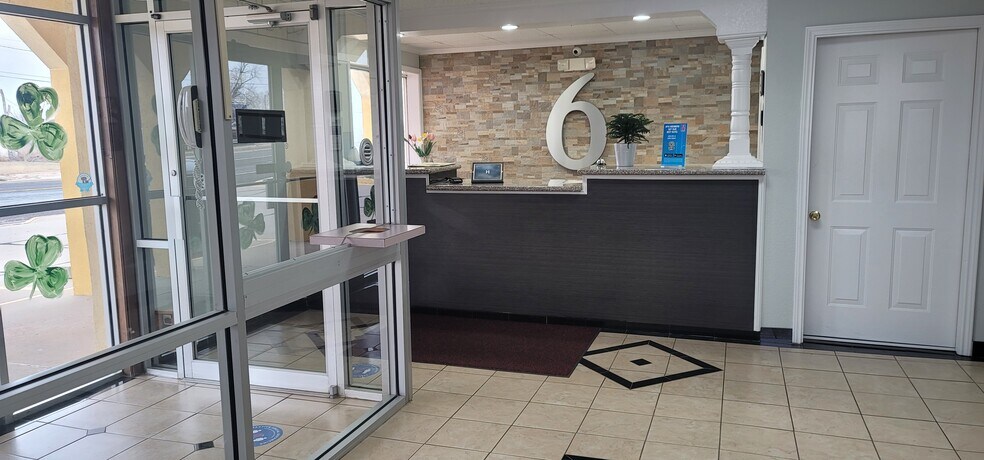 More Photos Of 1006 E 12th St, Shamrock Hotel For Sale