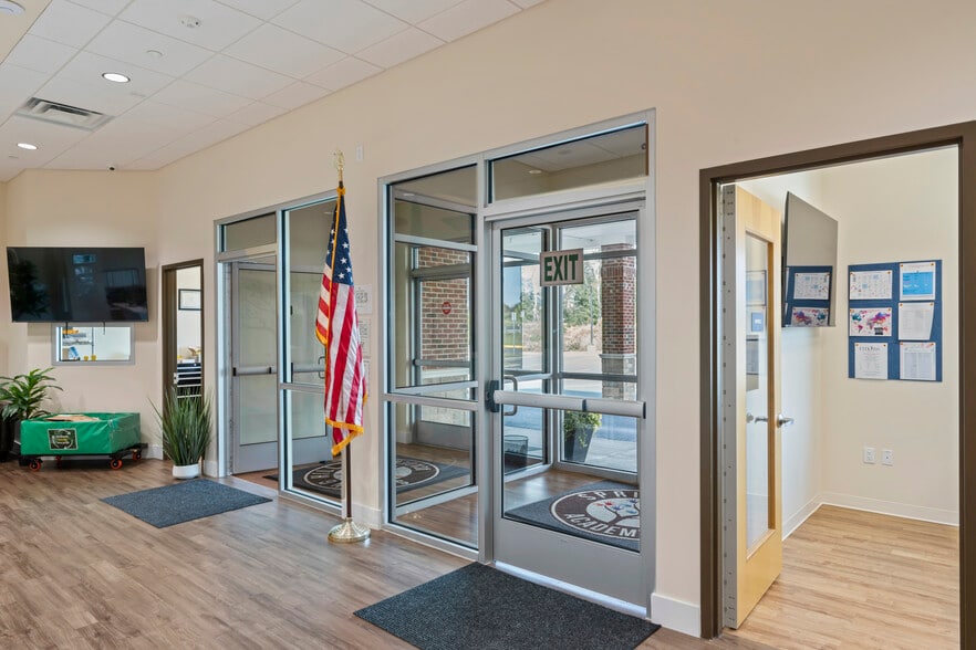 More Photos Of 42525 Tall Cedars Pkwy, Chantilly Schools For Lease