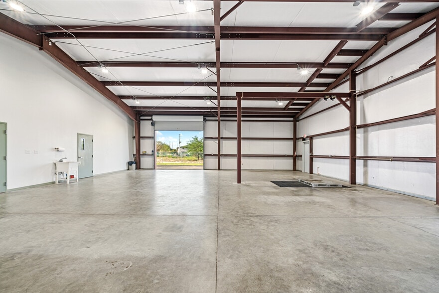 More Photos Of 18820 Sakera Rd, Hudson Warehouse For Lease