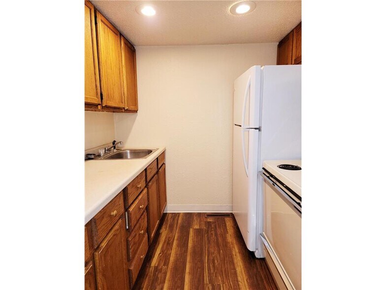 More Photos Of 905 E Fifth St, Blue Earth Apartments For Sale