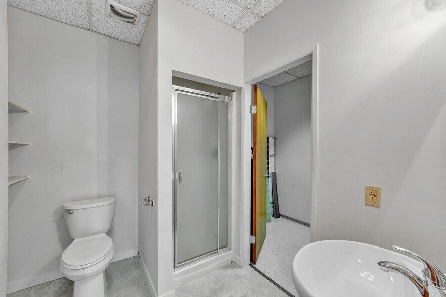 More Photos Of 11861 88 Av, Delta Medical For Lease