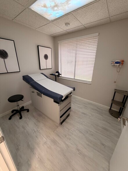 More Photos Of 7021 S Tamiami Trl, Sarasota Office For Sale