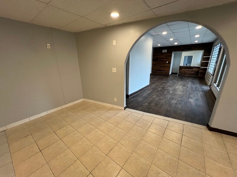 More Photos Of 8610 N Suwanee Ave, Tampa General Retail For Sale
