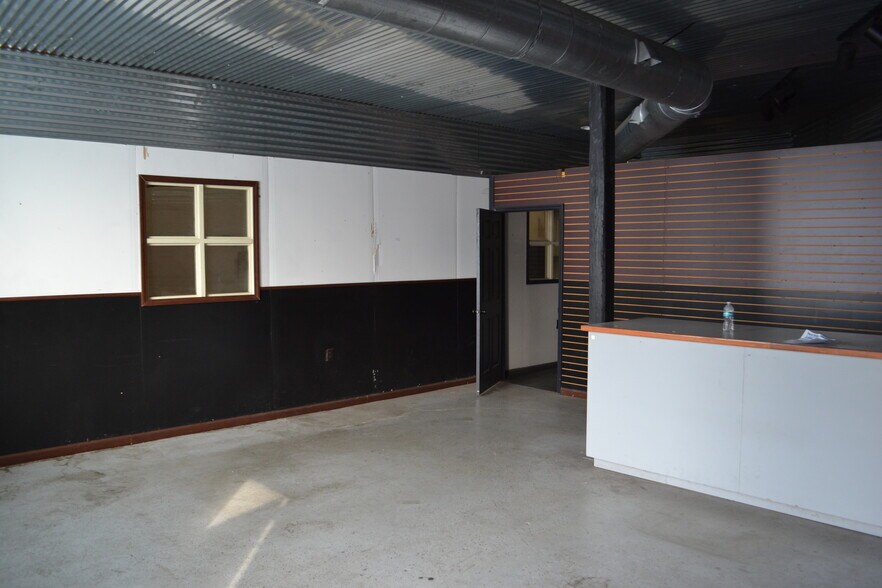 More Photos Of 2121-2123 Edgewood Dr, Lakeland Warehouse For Lease