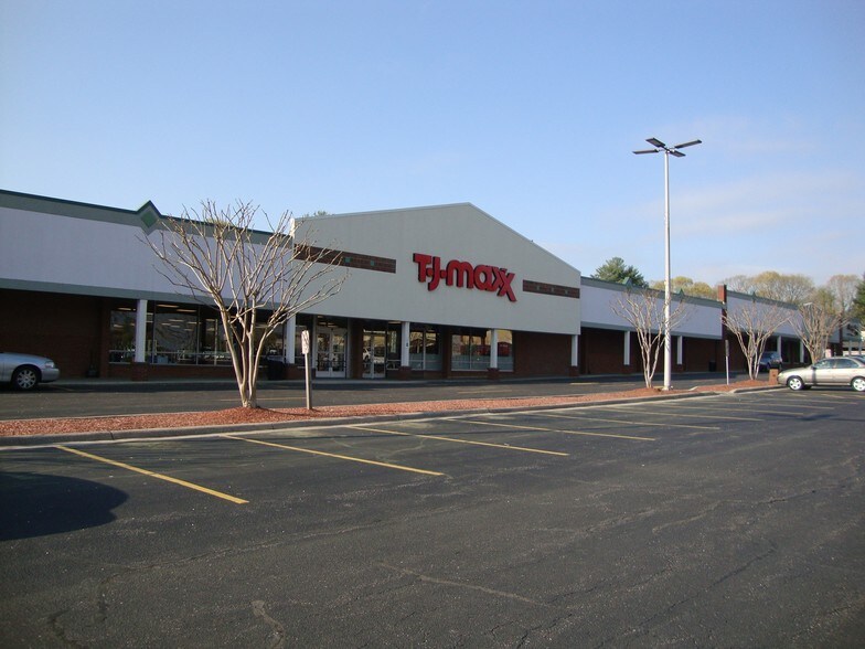 More Photos Of 3320-3382 Robinhood Rd, Winston-Salem Storefront For Lease