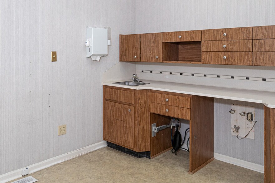 More Photos Of 3830 Rosemont Dr, Columbus Office For Sale