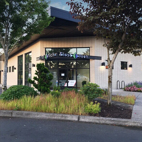 More Photos Of 17877 NW Evergreen Pky, Beaverton Bank For Lease