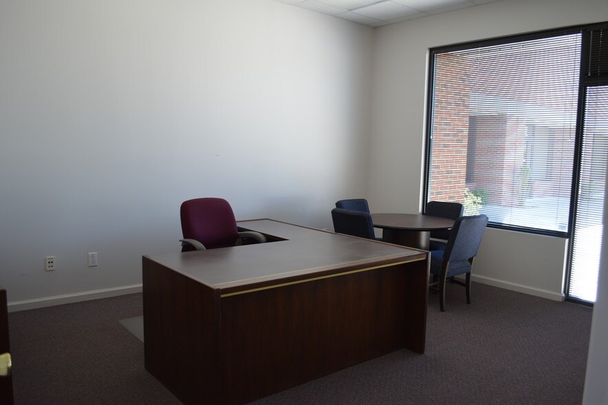 More Photos Of 409 Chicago Dr, Fayetteville Flex For Lease