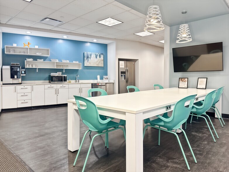 More Photos Of 6100 Oak Tree Blvd, Independence Coworking Space