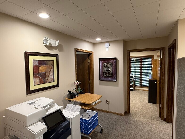 More Photos Of 475 W Terra Cotta Ave, Crystal Lake Office For Lease