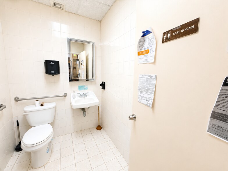 More Photos Of 220 E Park Ave, Long Beach General Retail For Lease