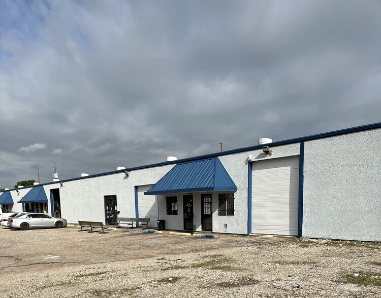 More Photos Of 15435 I-10 E, Channelview Showroom For Lease