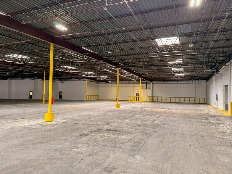 More Photos Of 10841 Pellicano Dr, El Paso Distribution For Lease