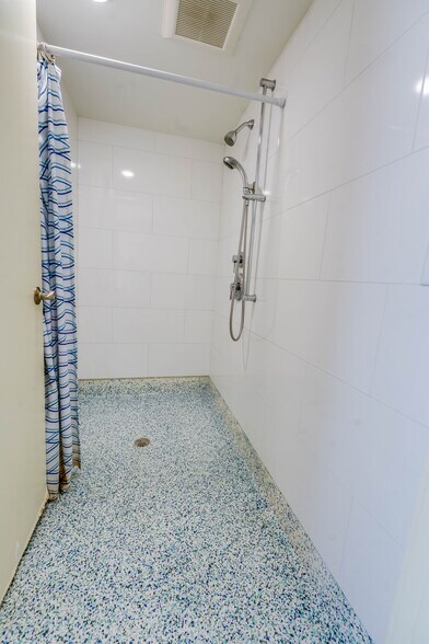 More Photos Of 423 N Lemon Ave, Sarasota Freestanding For Sale