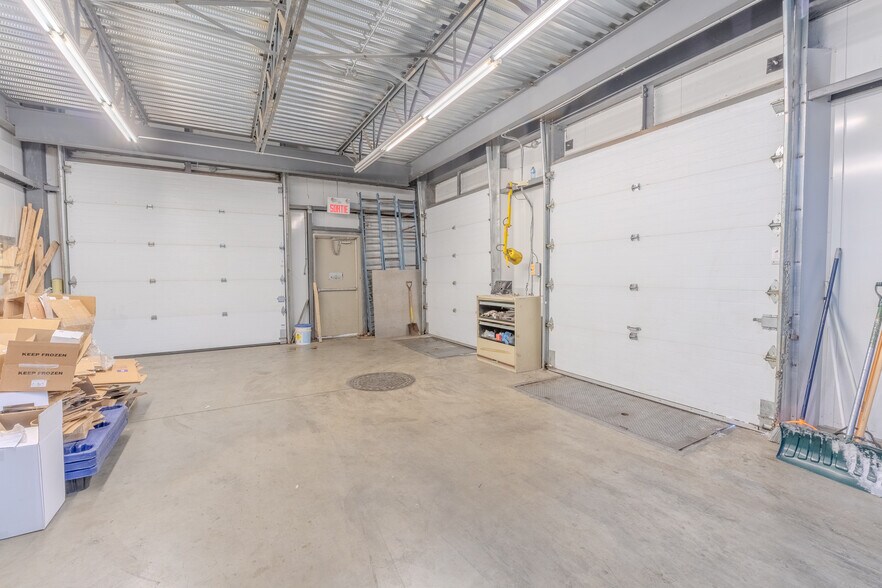 More Photos Of 2686 Ch de la Petite-Côte, Laval Light Distribution For Sale