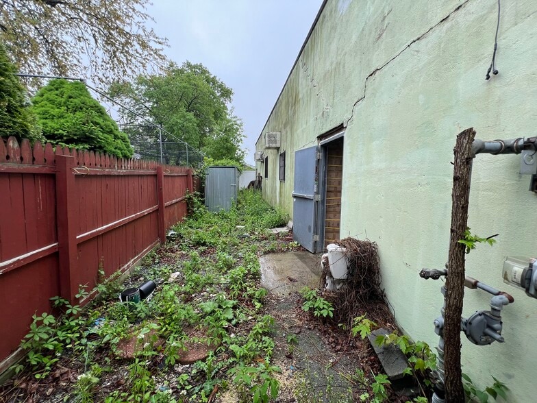 More Photos Of 120 New Hyde Park Rd, Franklin Square Showroom For Lease