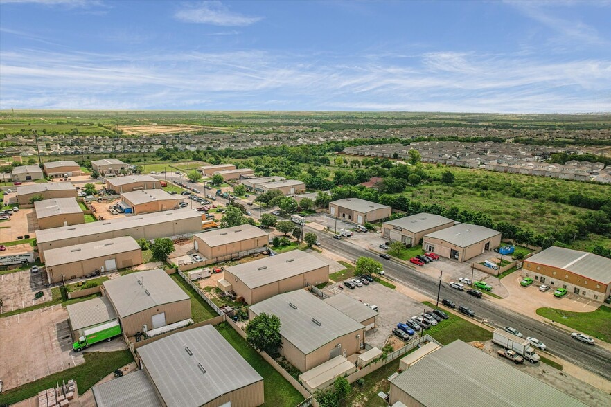More Photos Of 2411 Patterson Industrial Dr, Pflugerville Warehouse For Lease