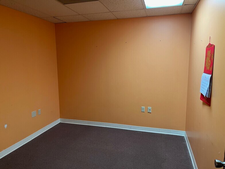 More Photos Of 1712 E Hamilton Rd, Bloomington Flex For Lease