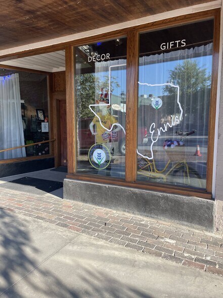 More Photos Of 204 W Knox St, Ennis Storefront Retail Office For Lease