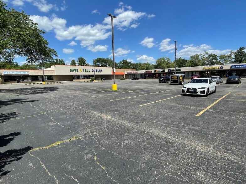 More Photos Of 840 Summit St, Elgin Storefront For Lease