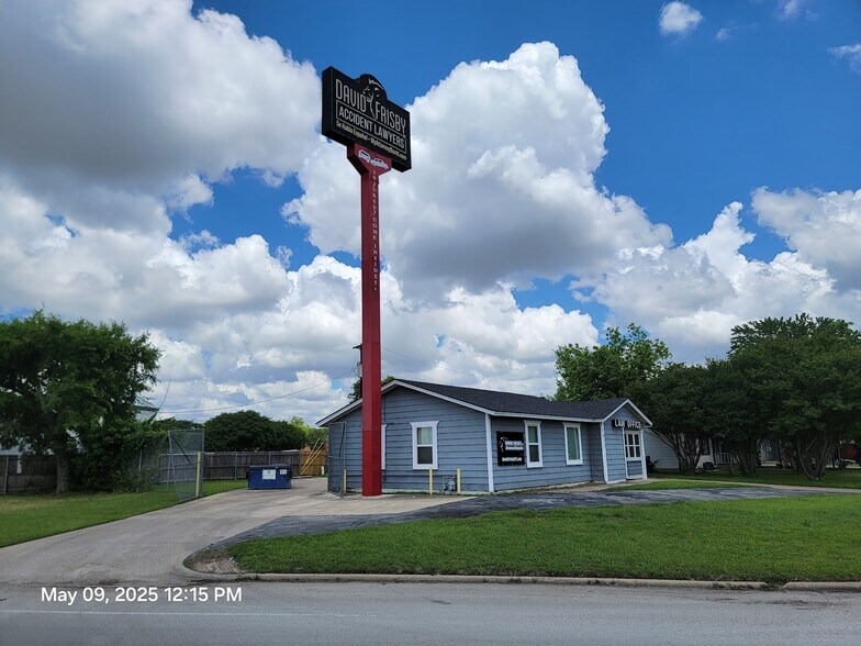 More Photos Of 1913 Hemlock Dr, Haltom City Office For Sale