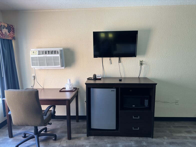 More Photos Of 815 S 1st St, Waite Park Hotel For Sale