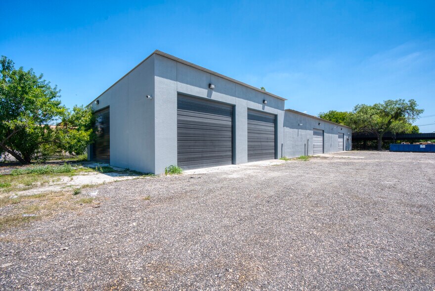 More Photos Of 1402 Hoefgen Ave, San Antonio Warehouse For Sale