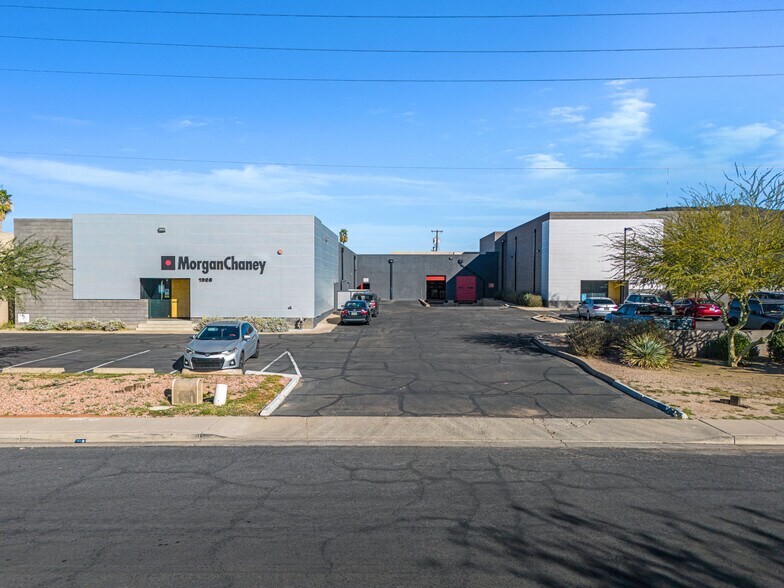 More Photos Of 1926 W North Ln, Phoenix Distribution For Lease
