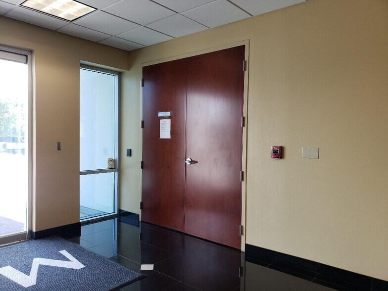 More Photos Of 1901 Orange Tree Ln, Redlands Office For Lease