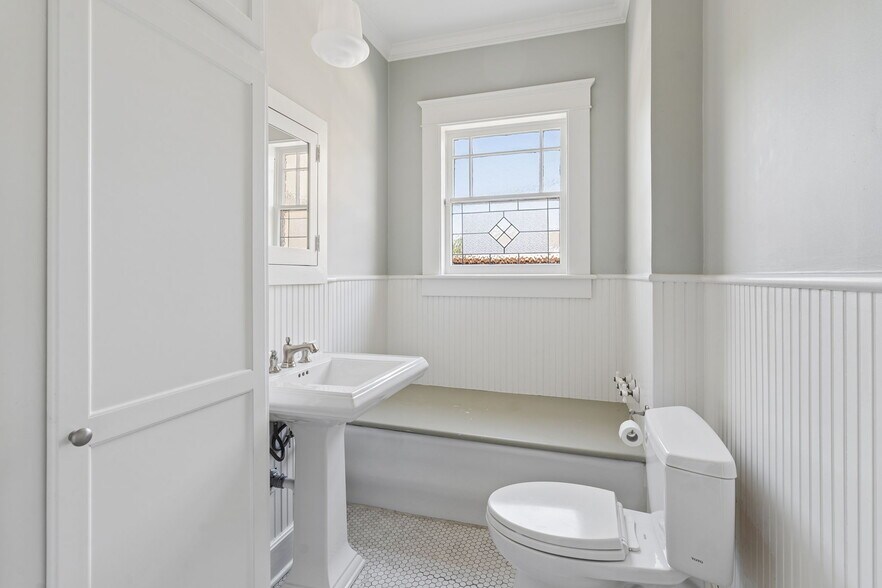 More Photos Of 4112 Swiss Ave, Dallas Office For Sale