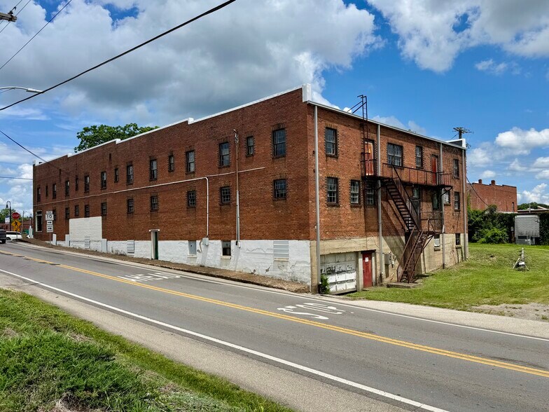 More Photos Of 1 Public Square Red Boiling Springs Sq, Lafayette Flex For Sale