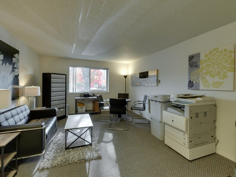 More Photos Of 3939 NE Hancock St, Portland Office For Sale