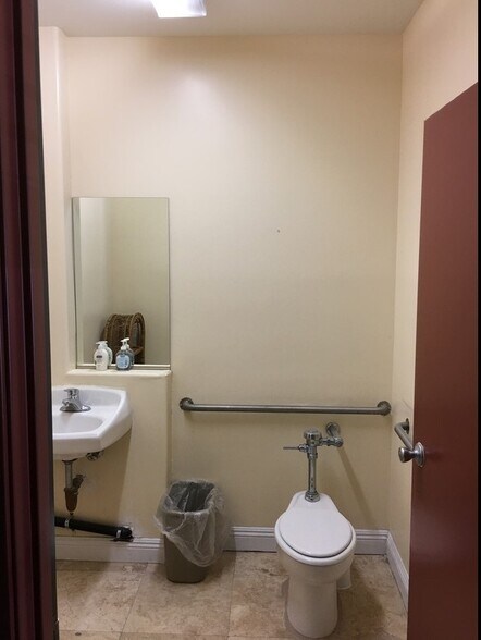 More Photos Of 1220 251st St, Harbor City Warehouse For Lease