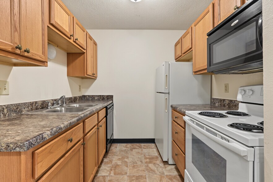 More Photos Of 5555 SW 9th St, Des Moines Apartments For Sale
