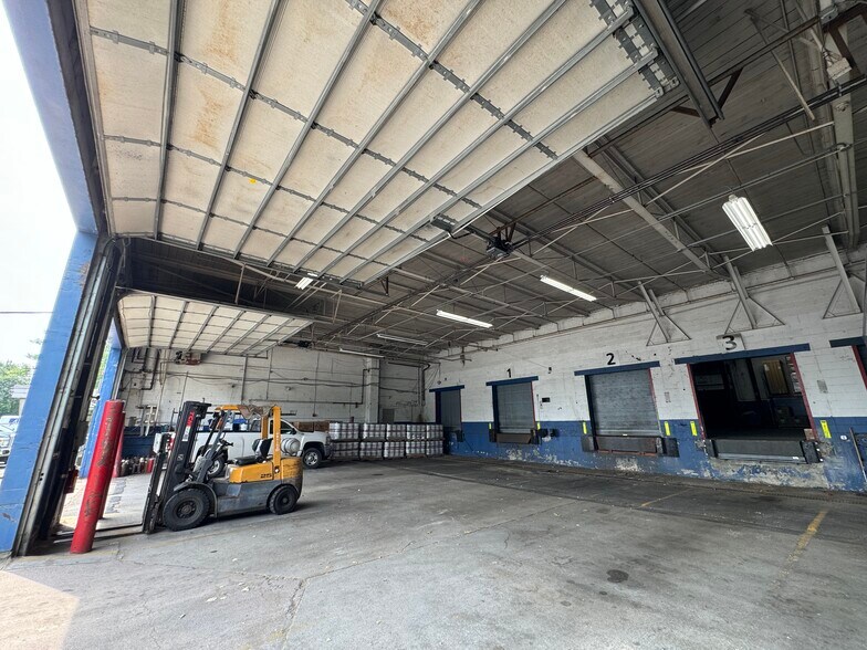 More Photos Of 372 Pasco Rd, Springfield Warehouse For Lease